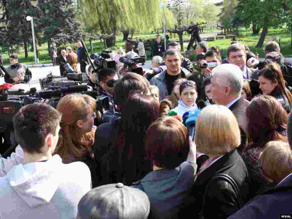 Voronin încearcă să-i convingă pe ziariști de justeţea Tezelor din Aprilie