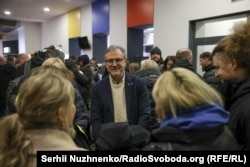 Президент і генеральний директор Радіо Свобода Стівен Капус (в центрі) разом із тими, хто прийшов на презентацію фільму Мар’яна Кушніра «Поверніть мені ім’я» у кінотеатрі «Жовтень». Київ, Україна. 10 лютого 2026 року