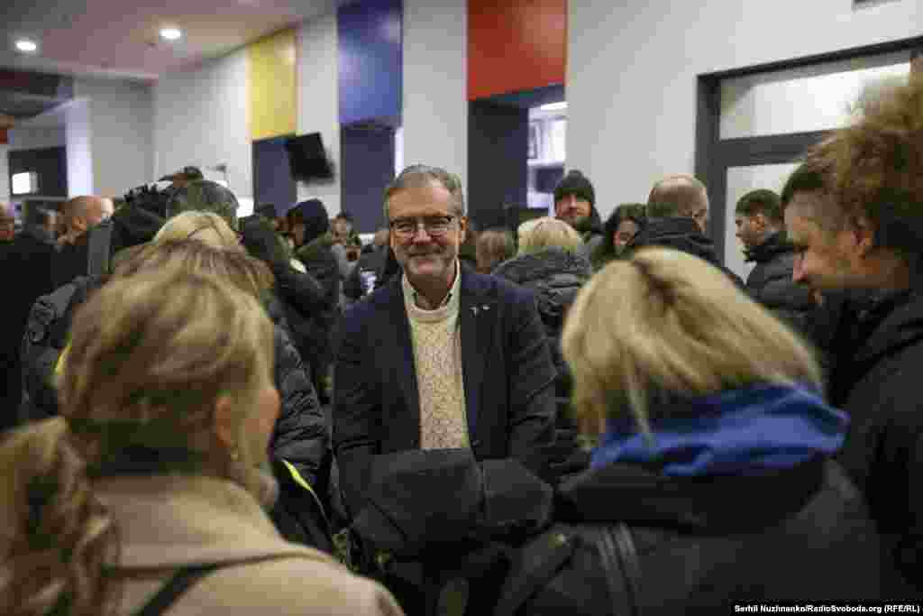 Президент і генеральний директор Радіо Свобода Стівен Капус (в центрі) на прем’єрі фільму. Він наголосив на важливості роботи журналістів, які розповідають світу про реалії війни