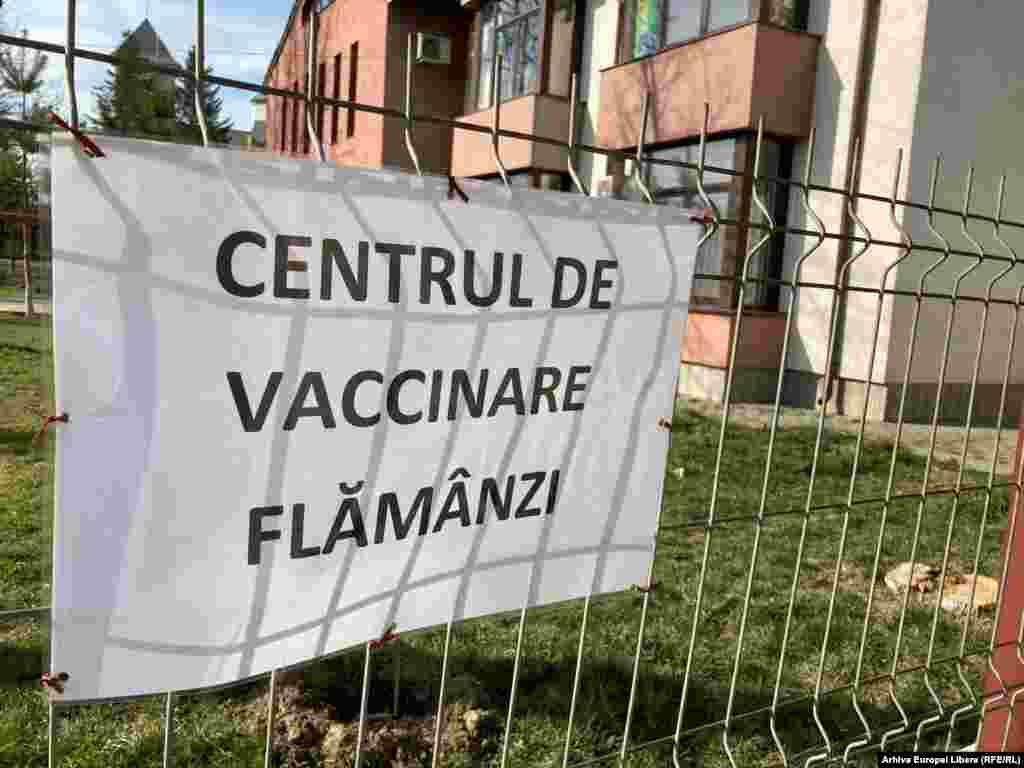 22 aprilie &ndash; Centru de vaccinare la Flămânzi, România. În lipsa serurilor anticovid în stânga Prutului, tot mai mulți moldoveni cu cetățenie română pleacă să se imunizeze în România.