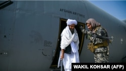  Член Талибана выходит из самолета ВВС Афганистана в аэропорту Кабула 31 августа 2021 года.