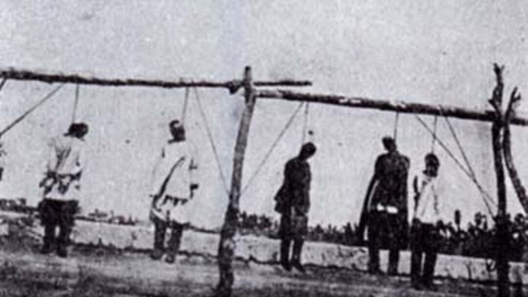 Жігіт өзін жұлқылауы үшін әйел оның кискасын көрсетті.