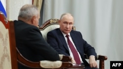 Kyrgyzstan - Russia's President Vladimir Putin and Armenian Prime Minister Nikol Pashinyan meet on the sidelines of the Shanghai Cooperation Organisation 
 summit in Bishkek, September 1, 2026.