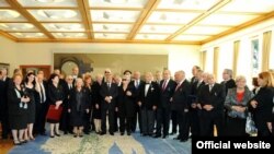 Predsjednik Mesić sa dobitnicima priznanja povodom Dana neovisnosti