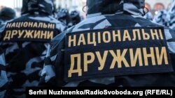 Праворадикали вже неодноразово влаштовували сутички і штовханину на акціях з вимогою до президента покарати винних у корупції в оборонній сфері