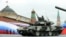 Танк Т-90 на параде на Красной площади в Москве