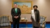 مایک پومپیو وزیر خارجه ایالات متحده امریکا (چپ) با ملا برادر رئیس دفتر سیاسی گروه طالبان در قطر 