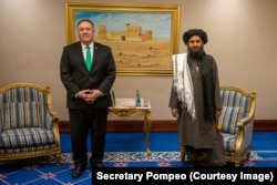 Sekretari amerikan, Mike Pompeo, dhe Mullah Beradar, ish-zëvendës i Mullahut Omar.