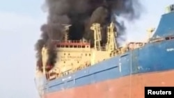 Dim kulja iz naftnog tankera pod američkim sankcijama, koji je pogođen kod omanskog poluostrva Musandam, video snimak koji je dobio Rojters, 1. marta 2026. godine.