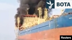 Anija Skylight në flakë në Ngushticën e Hormuzit, 1 mars 2026.