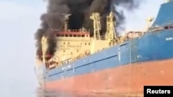 Дим се издига от танкер, за който се твърди, че е станал обект на удар в близост до Оман и Ормузкия проток. 1 март 2026 г.