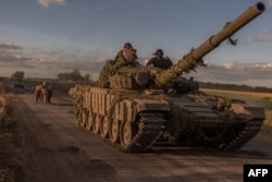 Ukrainian soldiers operate a Soviet-made T-72 tank in the Sumy region, near the border with Russia, on August 12.