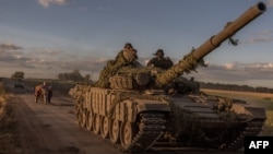 Ushtarët ukrainas veprojnë me tanke sovjetike, T-72, në rajonin e Sumit, në afërsi të kufirit me Rusinë, 12 gusht 2024.