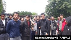 Migranti ispred napuštenih objekata firme Krajinametal