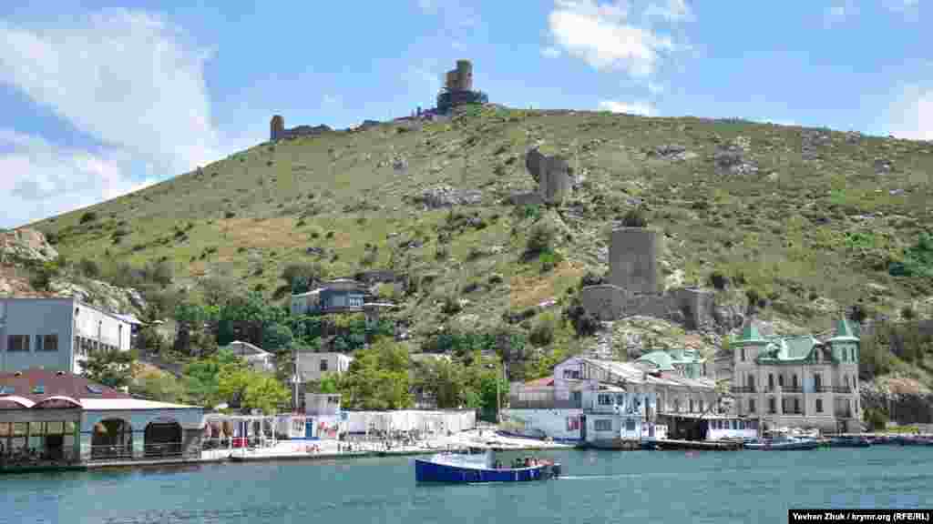 На протилежному боці Балаклавської бухти &ndash; знаменита середньовічна фортеця Чембало​