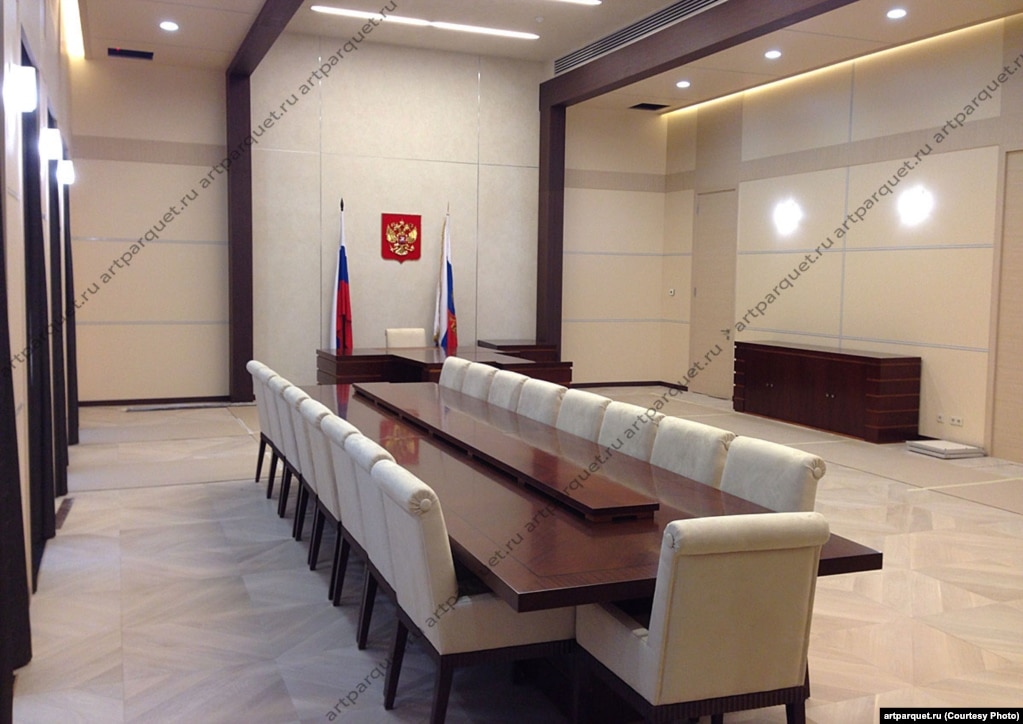 Një pamje panoramike e zyrës së Putinit në Novo-Ogaryovo. Foto nga faqja e internetit Art-Parquet.