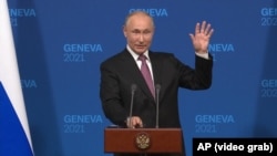 Ресей президенті Владимир Путин Женевадағы саммиттен кейінгі баспасөз мәслихатында. 16 маусым 2021 жыл.