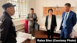 Адам құқықтары жөніндегі уәкілдің жанындағы үйлестіру кеңесінің хатшысы Раиса Шер (ортада) және басқа адамдар сотталушы Марат Жыланбаевпен (сол жақта) кездесіп тұр. Степногорск, 29 шілде, 2025 жыл.
