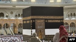 Okupljanje vjernika oko Kabe u kompleksu Velike džamije u Meki, 2. juna 2025., uoči hadža.