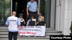 Miliția Spirituală protestează împotriva noii legislații a supravegherii din România 