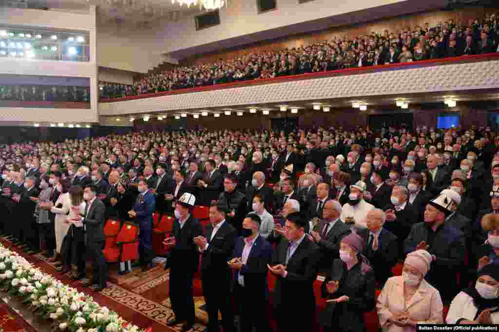  Жапаровдун иш бөлмөсү Өкмөт үйүндө болот. Мурдагы президенттер учурда Жогорку Кеңеш жайгашып турган имаратта иштеп келген.