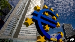 Banca Centrală Europeană va trebui să ia astăzi o decizie privind dobânda de referință care să tempereze și inflația, dar să protejeze pe cât posibil și moneda unică europeană.