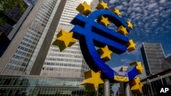 Знак за евро пред Европската централна банка во Франкфурт