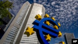 Banca Centrală Europeană a fost criticată în repetate rânduri de politicienii europeni pentru măsurile lente de combatere a inflației în zona euro. 