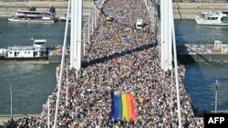 Marșul Pride LGBT de la Budapesta, din iunie 2025, interzis de regimul Orbán, s-a transformat în cel mai mare protest de stradă împotriva acelui regim. Magyar a stat „cuminte” atunci, fără să ia poziție.