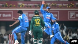 هندي لوبغاړي د جنوبي افریقايي بیټر په سوځولو خوشالي کوي - د نومبر ۳۰مې انځور.