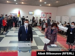 Қырғызстан президенті Садыр Жапаров референдум бойынша дауыс беріп тұр.