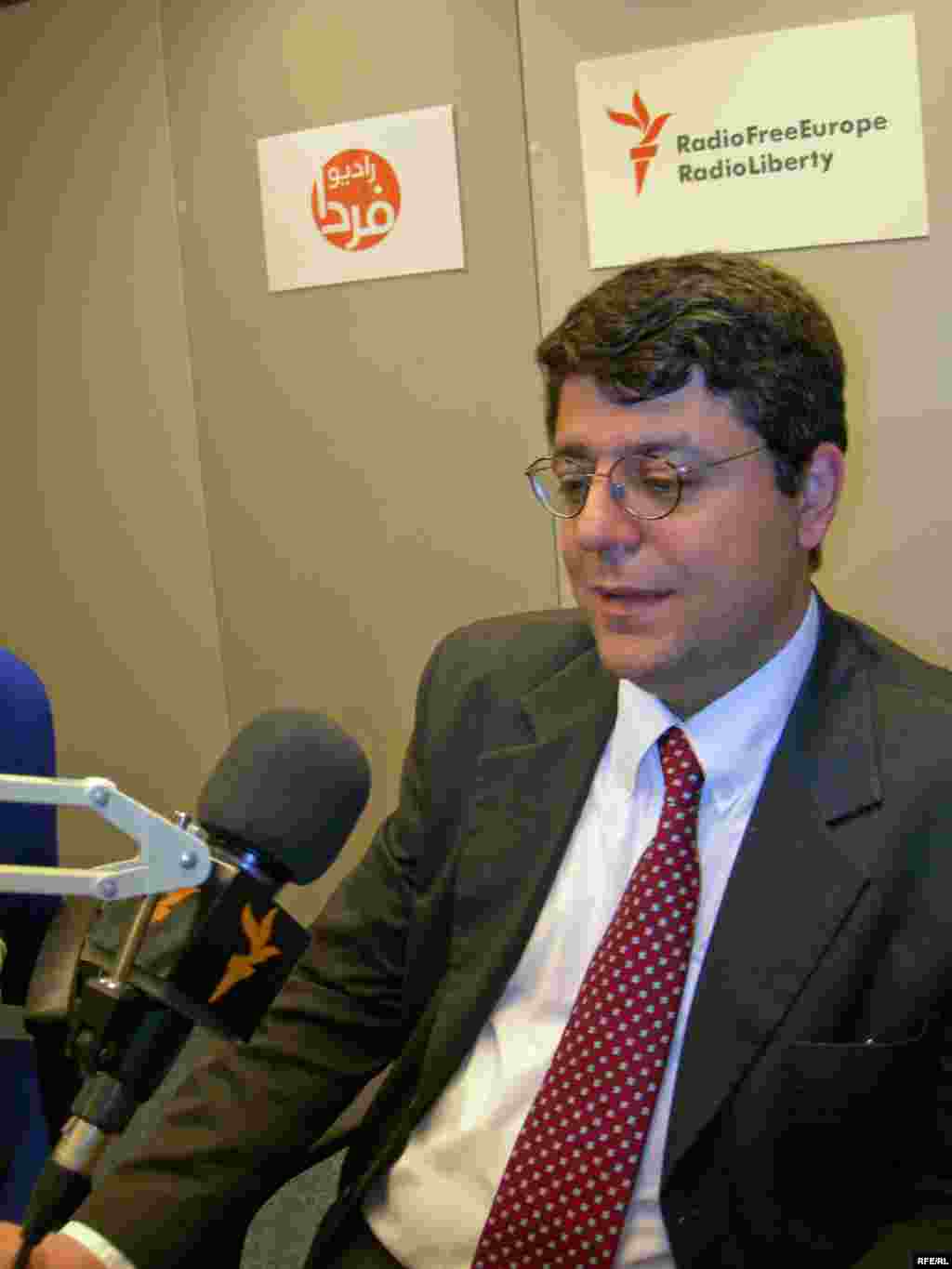 جمشید برزگر از پشت میکروفن برای وب سایت رادیو فردا تبلیغ می کند: «یک صفحه ویژه نوروزی داریم با کلی مطلب متنوع، عکس های همین لحظات را هم در سایت می گذاریم شما شنوندگان عزیز ببینید...»