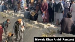 Ljudi čekaju ispred aerodroma u Kabulu 19. avgust