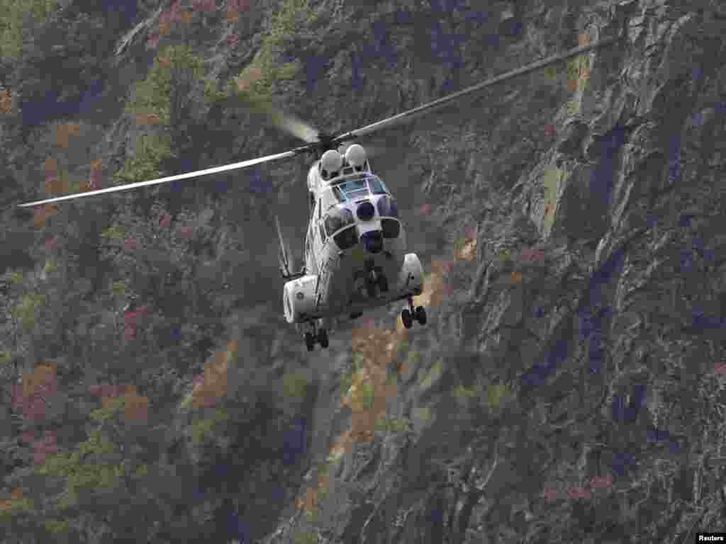 Helikopter EULEX-a u blizini graničnog prijelaza Jarinje, 18.09.2011. Foto: Reuters / Marko Đurica 