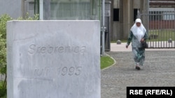  Mejra Djogaz iz Srebrenice posećuje grob svog sina u Memorijalnom centru Potočari u BiH, jun 2021.