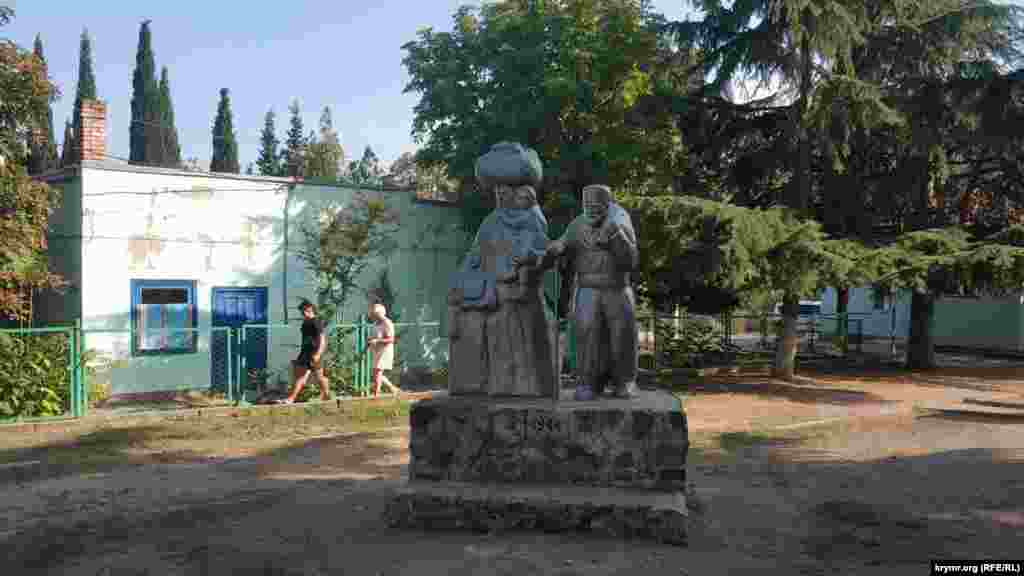 В небольшом сквере у мечети &ndash; памятник жертвам депортации крымских татар