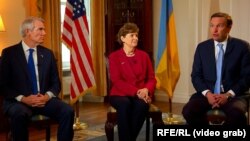 Члени делегації Конгресу США (зліва направо): Роберт ПОртман, Джин Шахін та Кріс Мерфі під час попереднього візиту до Києва. Окрім них, у сьогоднішньому візиті взяли участь Емі Клобучар, Річард Блюменталь і Роджер Вікер