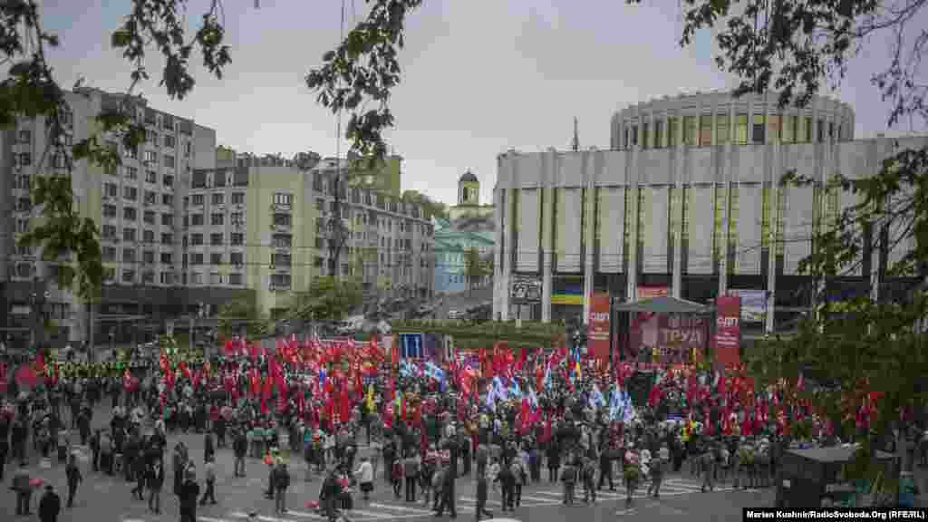 Колона зупинилася на Європейській площі, де була облаштована сцена. Задля правопорядку їх оточили правоохоронці