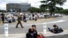 Utasok várakoznak a toulouse-i repülőtér előtt október 18-án a terminál terrorveszéllyel összefüggő kiürítése miatt. Fotó: Charly Triballeau / AFP