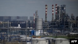 Rafinăria producătorului rus de petrol Gazprom Neft, la periferia sud-estică a Moscovei, fotografiată pe 28 aprilie 2022.
