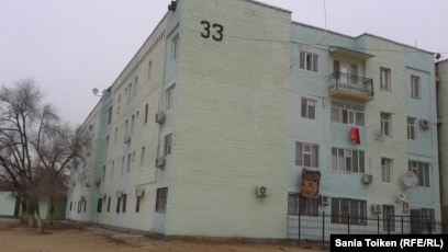 Көзі байланған порно аналар