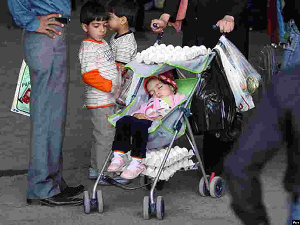 خرید شب عید در تهران. عکس از فارس