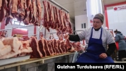 Бішкектің Ош базарындағы ет саудасы