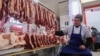 Продажа мяса на Ошском рынке в Бишкеке