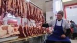 Продажа мяса на Ошском рынке в Бишкеке
