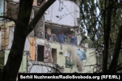 Наслідки влучання російської ракети в житловий будинок