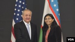 Uzbek Foreign Minister Abdulaziz Komilov and Nisha Biswal, Assistant Secretary of State for South and Central Asian Affairs.