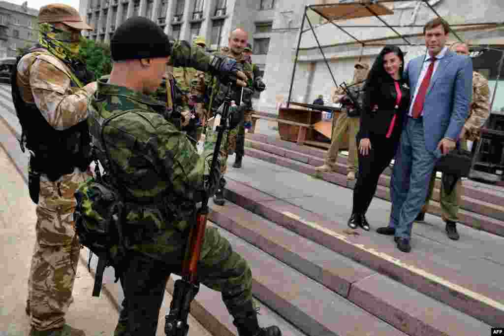 Розшукуваний сепаратист Олег Царьов фотогарфується серед проросійських бойовиків батальйону &laquo;Схід&raquo; у Донецьку, 12 червня 2014 року