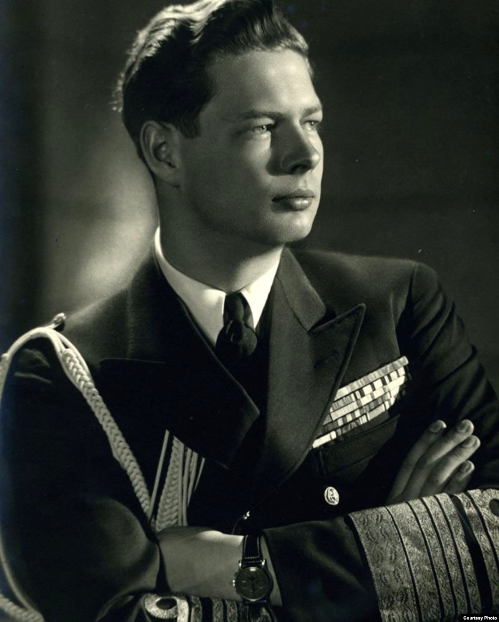 Regele Mihai a decis, în 23 august 1944, încetarea colaborării României cu Puterile Axei și începerea tratativelor de armistițiu cu Aliații.