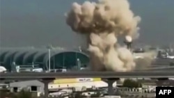 Cоциалдык тармактарга жарыяланган видеодон алынган бул кадрда Дубай эл аралык аэропортунун аймагынан түтүн чыгып жатканы көрүнөт. 7-мартта тартылган сүрөт.